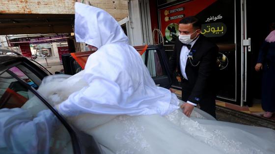 Una pareja de novios y sus invitados a la boda utilizan mascarillas médicas como medida de precaución contra el coronavirus (COVID-19), ocurrida durante la pandemia en Ciudad de Gaza.  Foto:  Ashraf Amra/ Anadolu