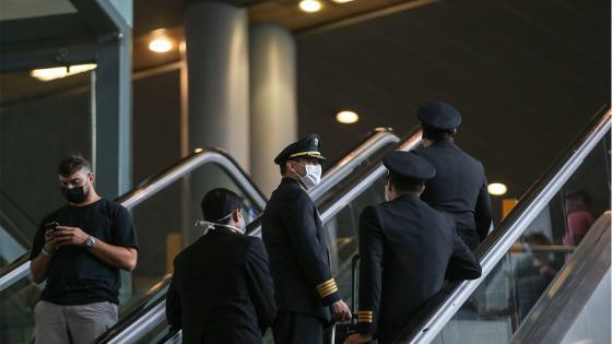 Más de 200 pasajeros de origen chileno y argentino se encuentran atrapados durante varios días en el Aeropuerto Internacional, en medio del simulacro de aislamiento obligatorio como medida preventiva contra la propagación del COVID-19 .  Foto: Juancho Torres/ Anadolu