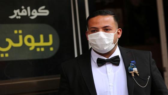 Una pareja de novios y sus invitados a la boda utilizan mascarillas médicas como medida de precaución contra el coronavirus (COVID-19), ocurrida durante la pandemia en Ciudad de Gaza.  Foto:  Ashraf Amra/ Anadolu