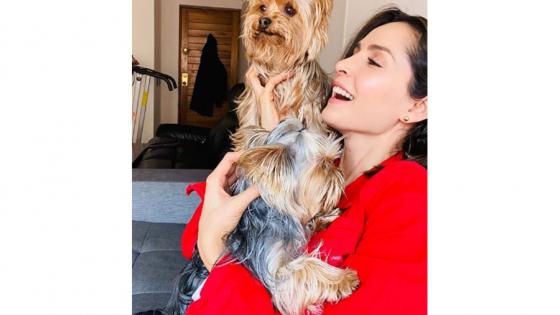 Carmen Villalobos con su mascota en la cuarentena 