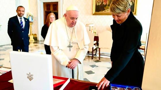 regalo verónica Alcocer Papa Francisco