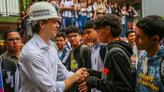 Daniel Quintero invierte en instituciones educativas Medellín 