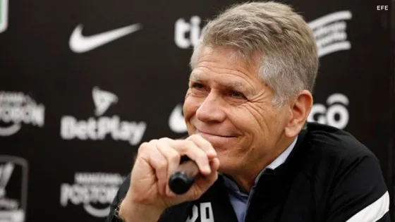 Coach Paulo Autori of Brazil's Athletico Paranaense scratches his head  during a Copa Libertadores round of sixteen second leg soccer match against  Argentina's River Plate at the Libertadores de America stadium in