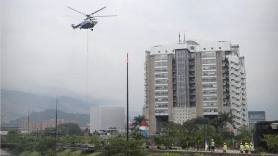 Con uso de helicóptero, EPM inició el montaje de los alumbrados navideño