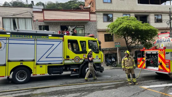 Incendio estructural en El Salvador fue controlado por los Bomberos de Medellín