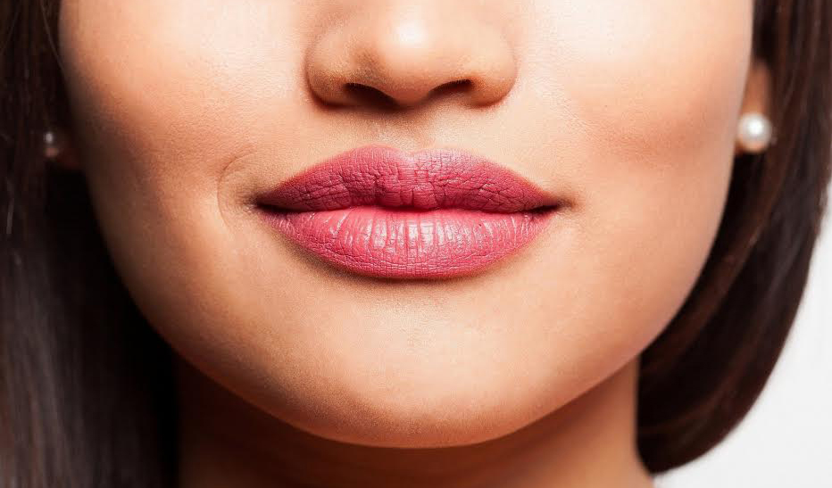 fotos-de-labios-de-mujer-mujer-rubia-con-labios-rojos-foto-de-stock